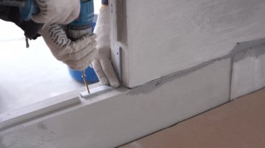 İnşaat ve onarım-dil-ve-oluk bloklardan bir telli bölümünün montajı