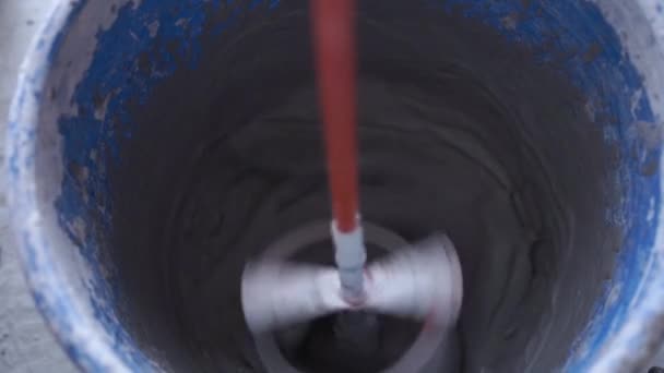 Mixing the mix with a mixer on a drill - slow motion — Stock Video