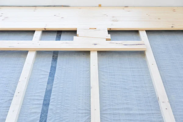 Wedges untuk menyimpan papan lantai - cara lama untuk meletakkan lantai kayu — Stok Foto