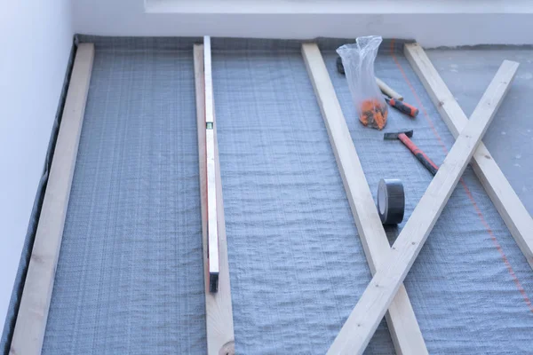 Meletakkan lantai kayu yang ramah lingkungan - instalasi kayu ke beton — Stok Foto