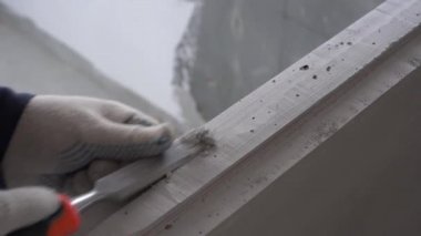 İnşaat ve onarım-dil-ve-oluk bloklardan bir telli bölümünün montajı