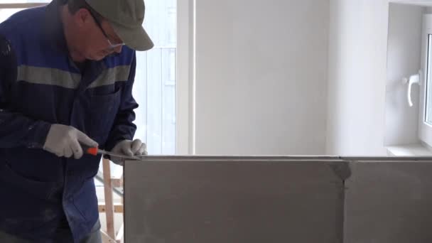 Bouw en reparatie-installatie van een interroom-partitie van tand-en groef blokken — Stockvideo