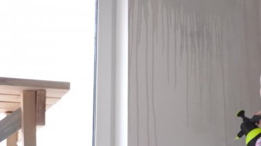 dairede onarım - Avrupa görünümgenç bir kadın evde onarım yapar - duvar astar