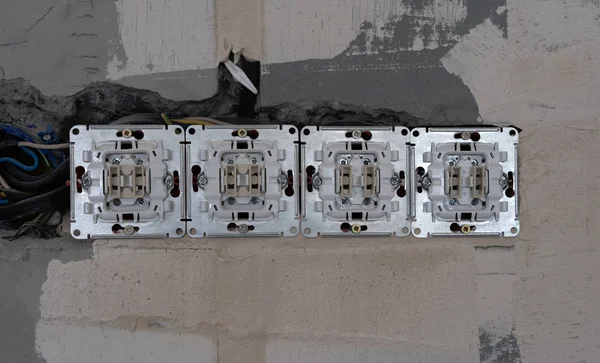 アパートの電気配線-クローズアップスイッチ — ストック写真