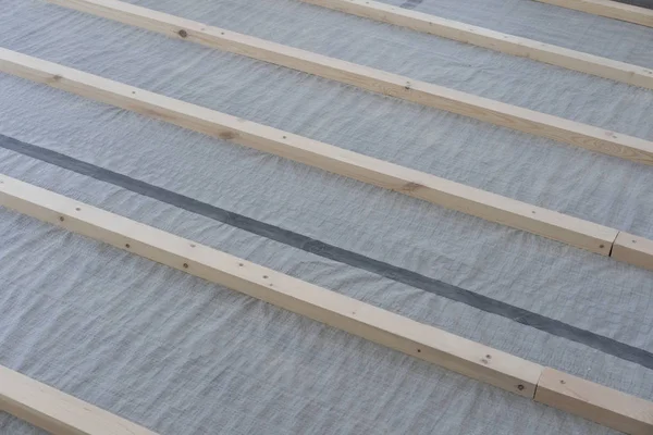 Om miljö vänliga trä golv-installation av en stock till betong — Stockfoto