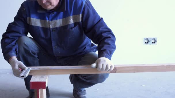 Πλοίαρχος ξυλουργός στηρίγματα ξύλο πεύκο πάτωμα-φιλικό προς το οικολογικό δάπεδο. — Αρχείο Βίντεο