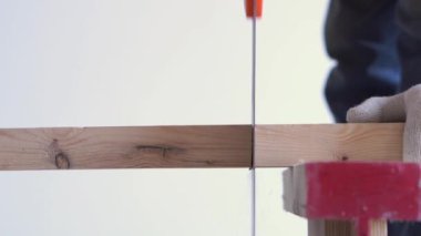 inşaat ve onarım yavaş hareket güzelliği - inşaat çalışmaları - bir adam biçilmiş ahşap zemin panoları testere