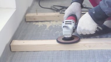 inşaat ve onarım yavaş hareket güzelliği - ana marangoz çam ahşap zemin bağlar - çevre dostu döşeme. betona vidalama gecikmesi.