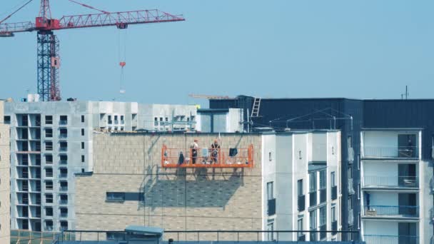 Pintura de edificios de gran altura - trabajadores en la cuna de construcción, timelapse — Vídeos de Stock
