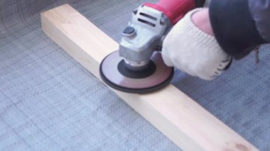 inşaat ve onarım yavaş hareket güzelliği - ana marangoz çam ahşap zemin bağlar - çevre dostu döşeme. betona vidalama gecikmesi.