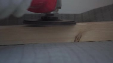 inşaat ve onarım yavaş hareket güzelliği - ana marangoz çam ahşap zemin bağlar - çevre dostu döşeme. betona vidalama gecikmesi.