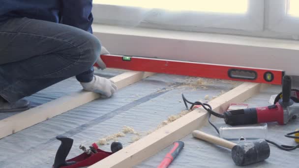 Maître menuisier monte plancher de bois de pin - plancher respectueux de l'environnement. décalage de vissage au béton . — Video