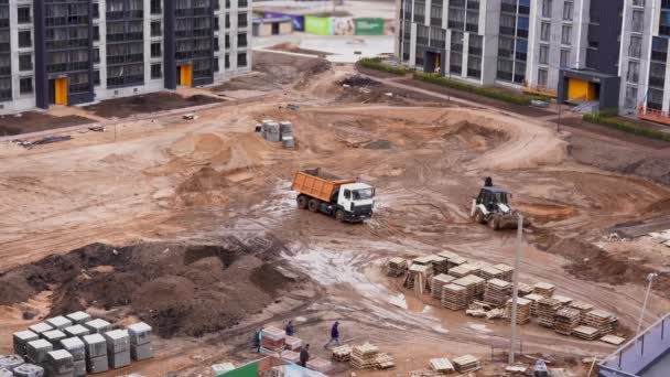 Vista general de la obra de construcción de una zona residencial de la ciudad - timelapse — Vídeos de Stock