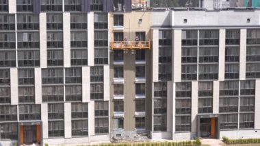 yüksek katlı binaların boyanmasını - inşaat beşiğinde işçiler, timelapse