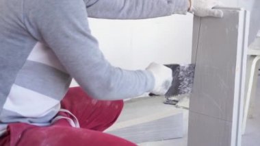 inşaat ve onarım güzellik yavaş hareket - erkek oluşturucu testere alçı dil-ve-oluk blokları