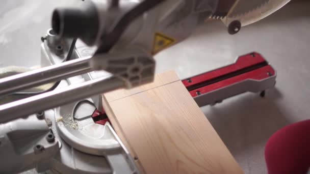 Beauté au ralenti. menuiserie dans la maison - un jeune homme professionnel monte un plancher de bois de pin — Video