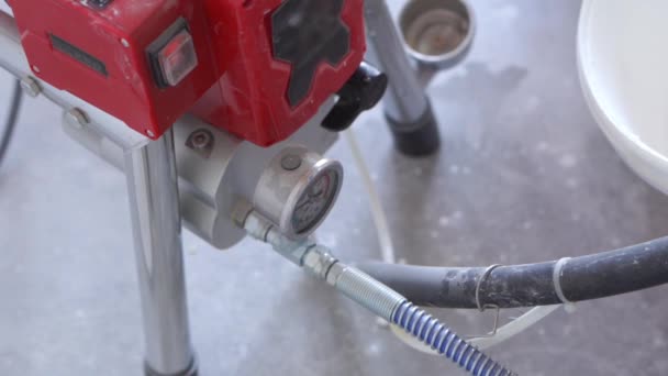 Repair of the apartment - work of a professional spray gun close up — Stock Footage Repair of the apartment - work of a professional spray gun close up Stock Video