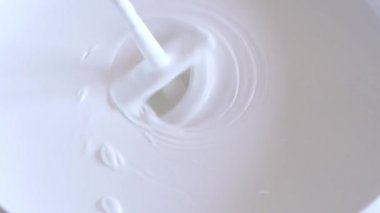 güzellik yavaş hareket. daire onarımı - bir mikser ile beyaz iç boya yakın