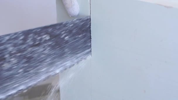 Замедленная съемка в строительстве и ремонте - мужчина-строитель распиливает гипсовые блоки — стоковое видео