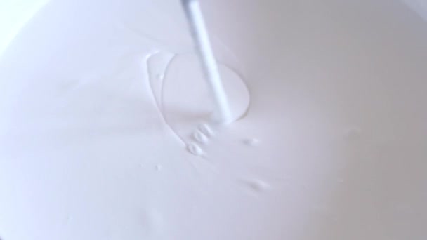 beauté au ralenti. réparation de l'appartement - gros plan de peinture intérieure blanche avec un mélangeur 