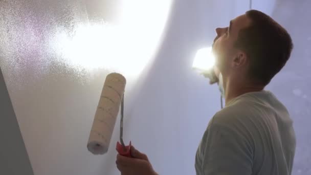 Daire onarım - profesyonel ressam beyaz boya rulo ile duvarları boyar — Stok video