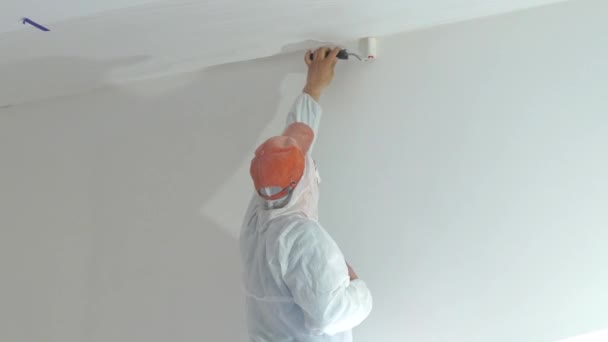 Reparación del apartamento - pintor profesional pinta las paredes con pistola de pintura blanca — Vídeos de Stock