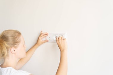 kadın olmayan iş. onarım ve dekorasyon. kadın yeni bir dairede çıkışları tamir