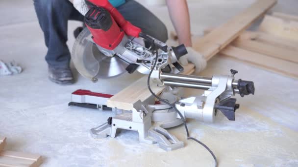 木工在房子里 - 一个年轻的专业男性安装松木地板 — 图库视频影像