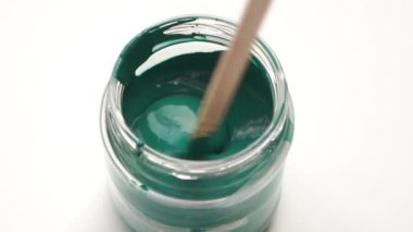 güzellik yavaş hareket. daire onarımı - bir can closeup yeşil boya karıştırma yakın