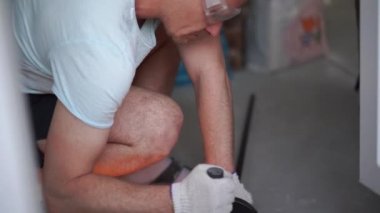 güzellik yavaş hareket. daire onarımı - profesyonel işçi metal öğütücü closeup öğütür