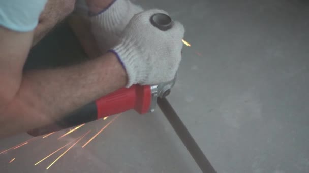 Beauté au ralenti. réparation de l'appartement - ouvrier professionnel broie broyeur de métal gros plan — Video