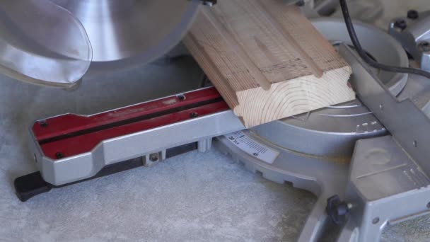 Gerakan lambat keindahan. woodworking in the house - a young professional male mounts a pine wood floor — Stok Video