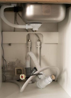 onarım ve dekorasyon. lavabonun altındaki mutfakta su boruları