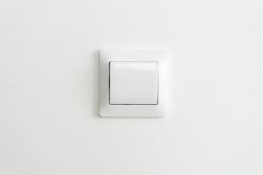 beyaz duvarda beyaz modern ışık anahtarı