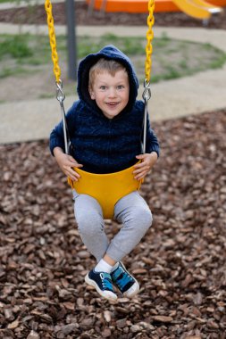 küçük bir çocuk modern kentsel Avrupa oyun oynarken eğleniyor