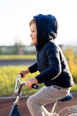 modern bir Avrupa şehrinde güvenlik. küçük mutlu çocuk güvenli bir kauçuk bisiklet yolu üzerinde bir bisiklet sürmek