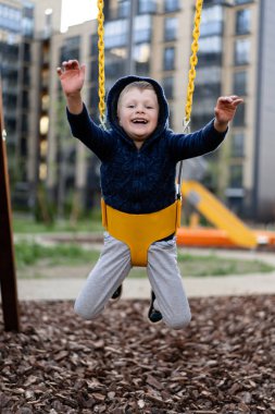 küçük bir çocuk modern kentsel Avrupa oyun oynarken eğleniyor