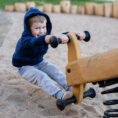 küçük bir çocuk modern kentsel Avrupa oyun oynarken eğleniyor