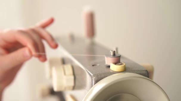Thuis werken. jonge blonde vrouw naait op een typemachine in een lichte kamer — Stockvideo