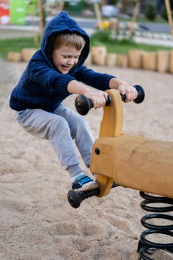 küçük bir çocuk modern kentsel Avrupa oyun oynarken eğleniyor