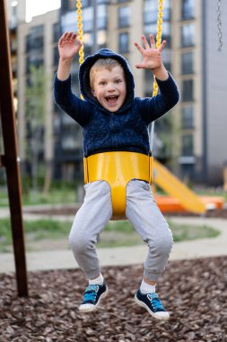 küçük bir çocuk modern kentsel Avrupa oyun oynarken eğleniyor