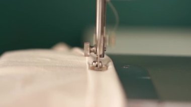 Güzellik yavaş hareket. evde çalışmak. parlak bir odada bir daktilo genç sarışın kadın sews