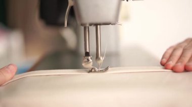 Güzellik yavaş hareket. evde çalışmak. parlak bir odada bir daktilo genç sarışın kadın sews