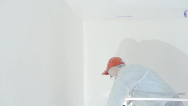 Beauty Slow Motion. reparatie van het appartement-professionele schilder schildert de muren met witte Verfspuit pistool — Stockvideo