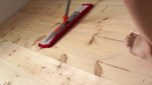 Revestimentos ecológicos. Limpeza da casa. mulher descalça esfrega chão de madeira — Vídeo de Stock