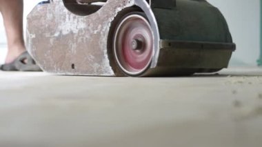 Tahta zemini öğütücüyle zımparalıyorum.