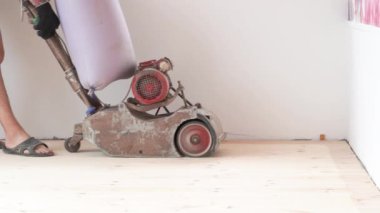 Tahta zemini öğütücüyle zımparalıyorum.