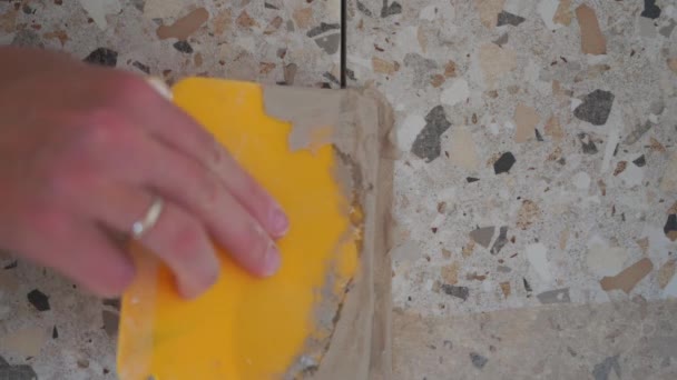 Reparation och dekoration av lägenheter och hus. kvinna fugues sömmar kakel i badrummet — Stockvideo
