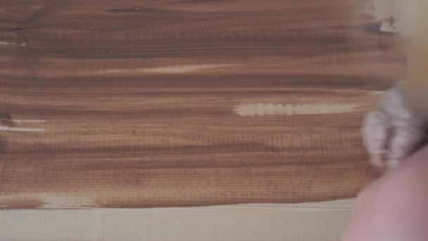 Reparatur und Dekoration. der Meister trägt eine umweltfreundliche Beschichtung auf den Holzboden auf - natürliches Ölwachs dunkel — Stockvideo