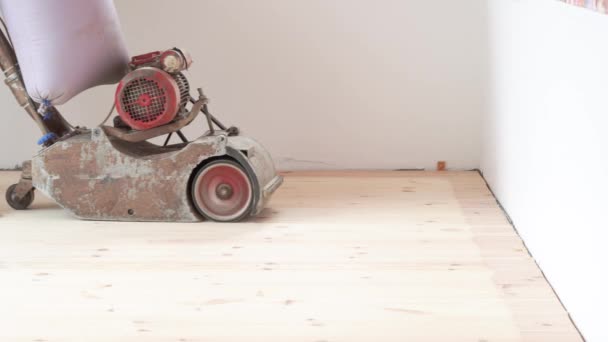 Levigatura di un pavimento in legno con una smerigliatrice — Video Stock